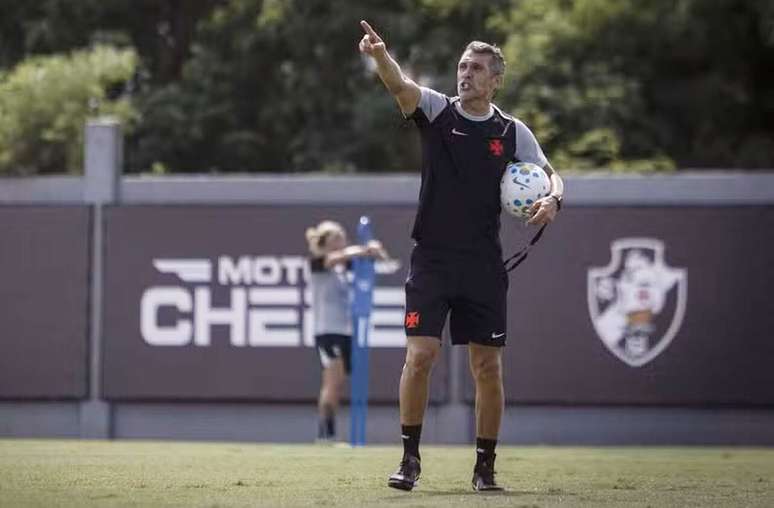 Auxiliar interino do Vasco, Bruno Lazaroni tenta conter crise &ndash;