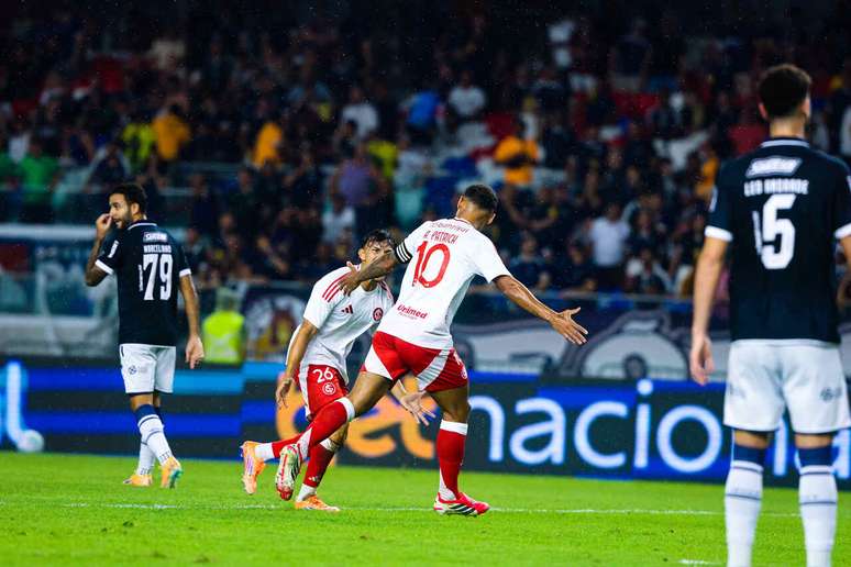 Alan Patrick comemora gol pelo Internacional &ndash;