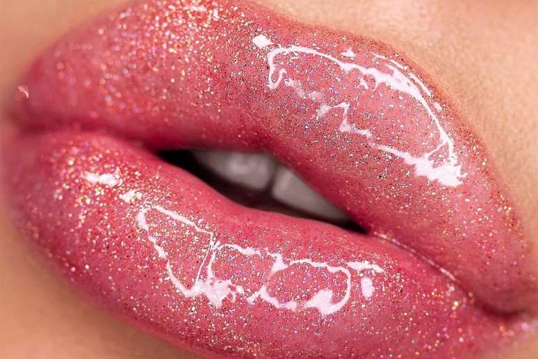 O acabamento espelhado devolve frescor aos l&aacute;bios e equilibra produ&ccedil;&otilde;es marcantes com leveza e brilho 