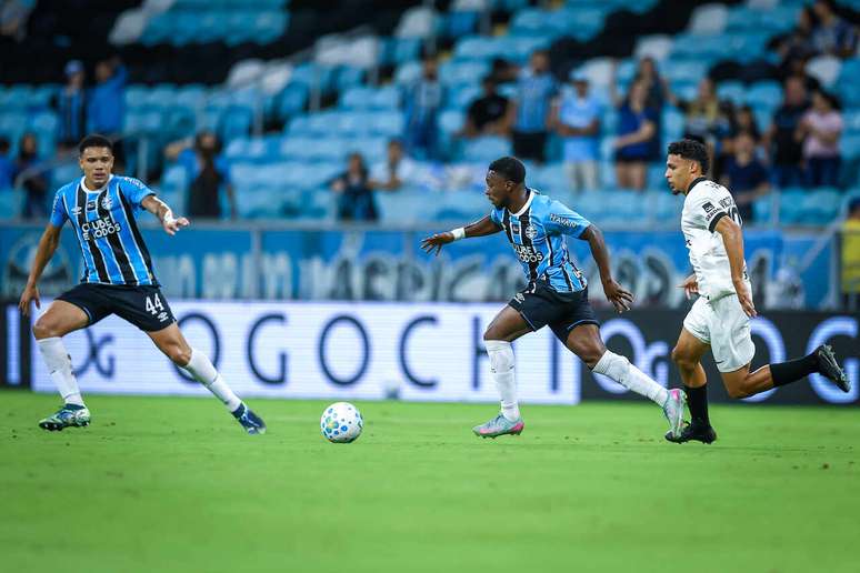 Victor Hugo em campo pelo Atl&eacute;tico-MG contra o Gr&ecirc;mio &ndash; FOTO: LUCAS UEBEL/GREMIO FBPA
