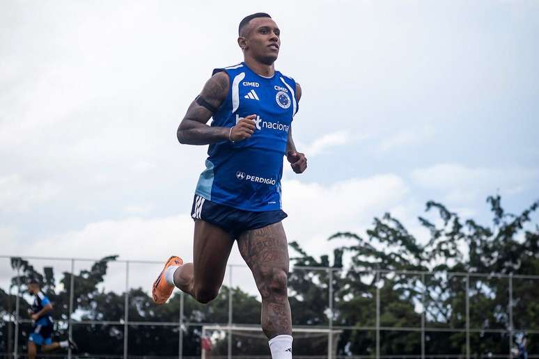 Marquinhos corre em volta do gramado da Toca da Raposa II &ndash;