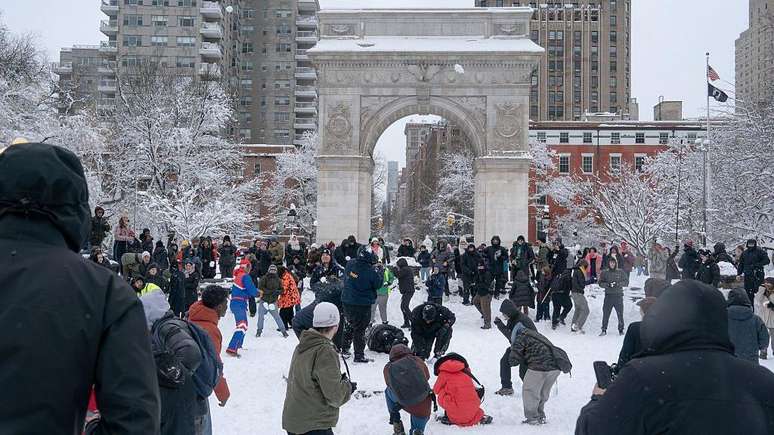 Dezenas de pessoas participaram de uma guerra de bolas de neve previamente organizada no Washington Square Park na segunda-feira (24/02). A situa&ccedil;&atilde;o evoluiu para um confronto depois que policiais chegaram ao local