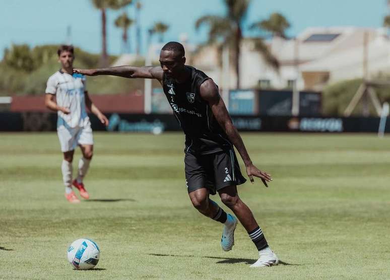 Tchamba em campo pelo Casa Pia &ndash;