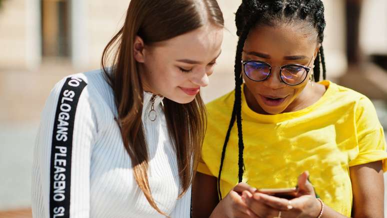 Medida adotada por pa&iacute;ses como Espanha e Austr&aacute;lia divide opini&otilde;es; no Brasil, nova lei responsabiliza plataformas