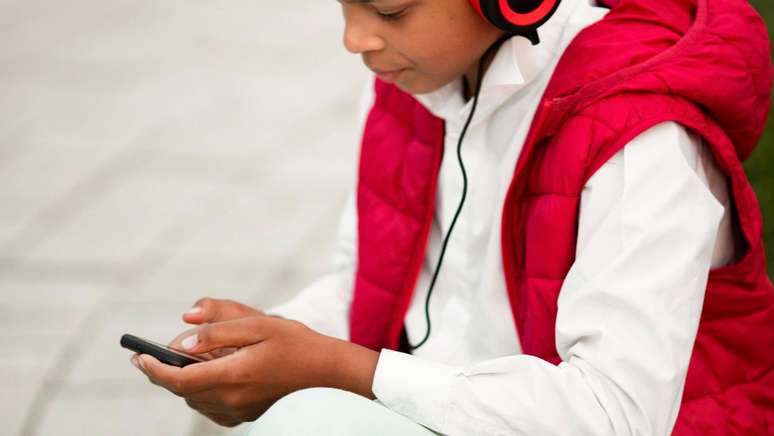 No Brasil, ECA Digital prev&ecirc; regras para tornar internet mais segura para menores de idade