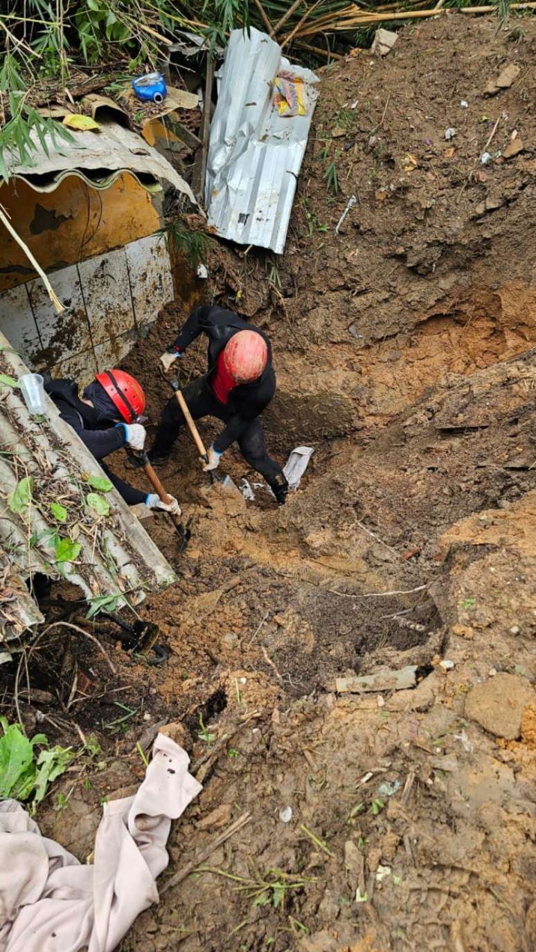 Corpo de Bombeiros atuam em resgate em Ub&aacute; ap&oacute;s deslizamentos de terra