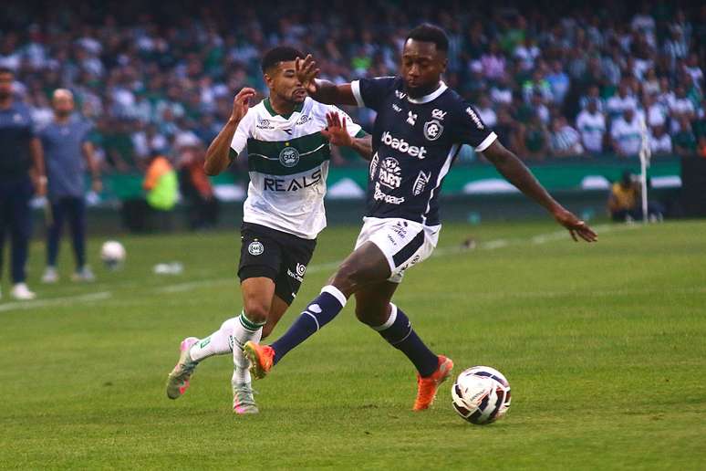 S&aacute;vio em partida do Remo contra o Coritiba na S&eacute;rie B de 2025