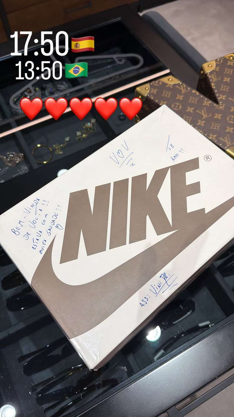 Virginia Fonseca ganha presente e declara&ccedil;&atilde;o de Vini Jr.