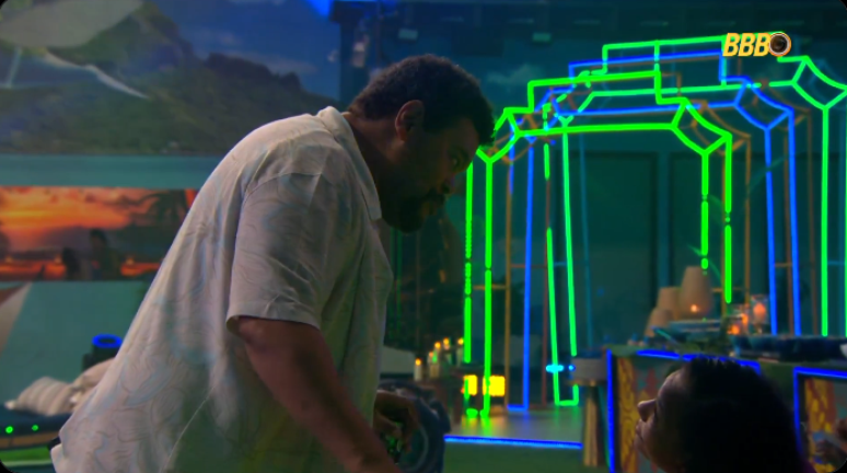 Babu comenta de jogo com Solange