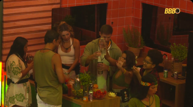 Participantes brigam pela vodca