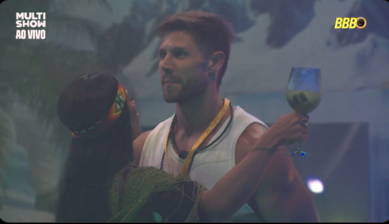 Jonas e Marciele flertam enquanto dan&ccedil;am