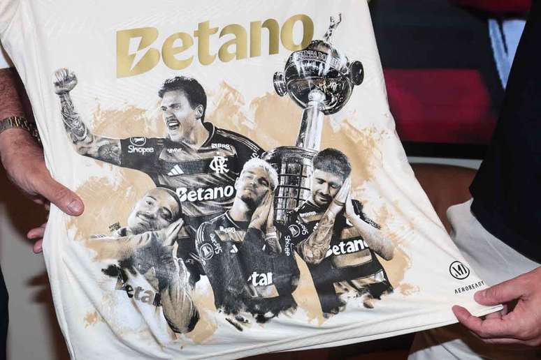 Camisa comemorativa do tetracampeonato continental do Rubro-Negro &ndash;