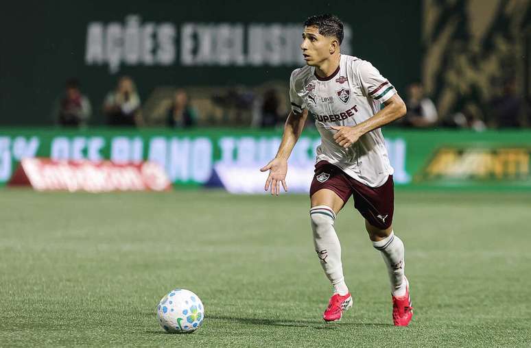 Savarino pede espa&ccedil;o no time titular do Fluminense &ndash;