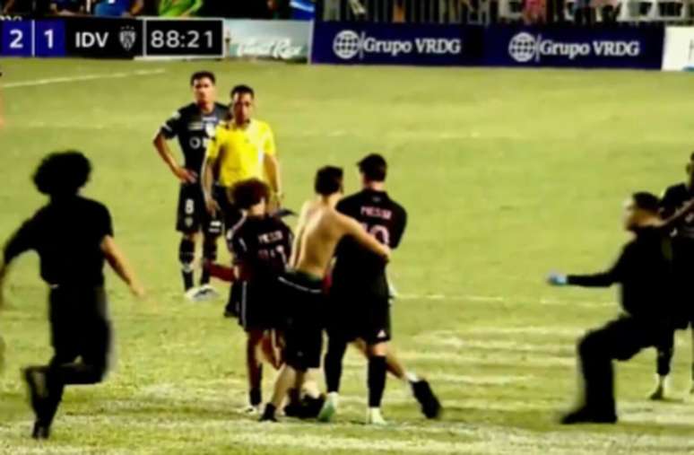 Messi foi abra&ccedil;ado por um torcedor que invadiu o campo e acabou sendo derrubado &ndash; Reprodu&ccedil;&atilde;o de video