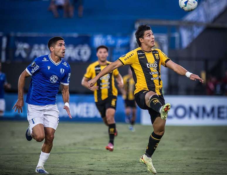 Duelo no Defensores del Chaco teve constantes altern&acirc;ncias de dom&iacute;nio ofensivo &ndash;