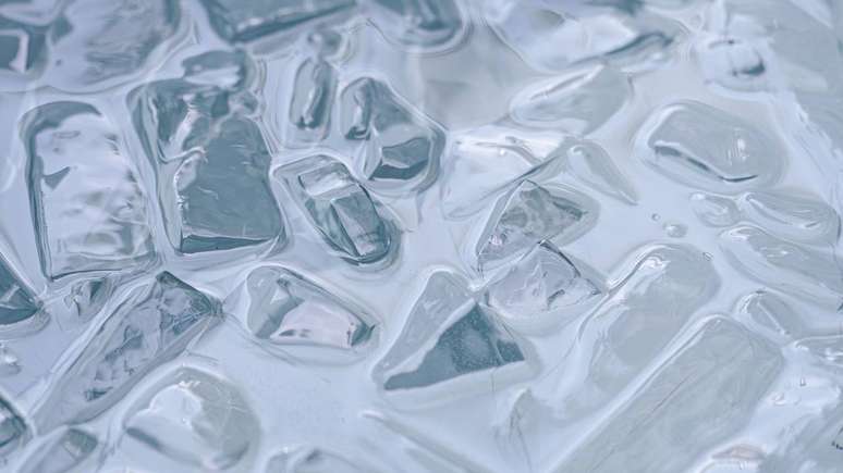 A banheira com &aacute;gua gelada e gelo &eacute; um recurso cl&aacute;ssico em clubes, academias e ambientes de fisioterapia esportiva &ndash; depositphotos.com / micheleursi.hotmail.com