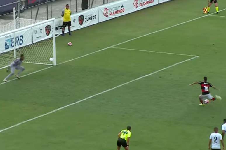 Guilherme Gomes bate p&ecirc;nalti com maestria e amplia para o Flamengo &ndash;