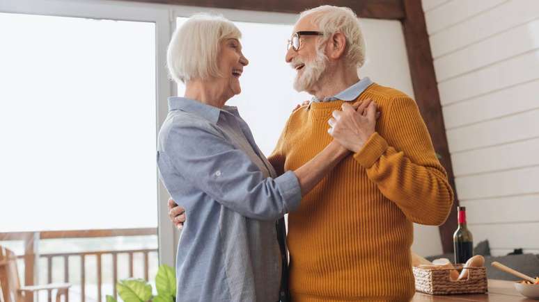 பல தசாப்தங்களாக, மூளை முதிர்வயதில் 