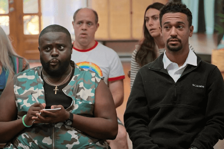 Em &ldquo;Na Mira do J&uacute;ri: Retiro Corporativo&rdquo;, Anthony participa de uma imers&atilde;o empresarial sem saber que est&aacute; cercado por atores em um falso document&aacute;rio 