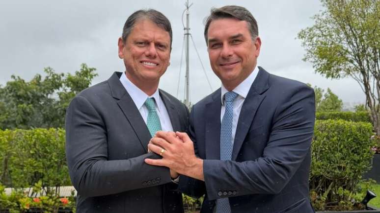 Fl&aacute;vio Bolsonaro publicou foto em rede social ao lado de Tarc&iacute;sio de Freitas: 'Vamos fazer hist&oacute;ria juntos'