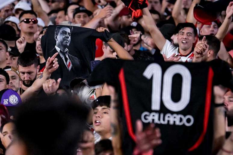 Torcedores do River Plate fazem homenagem a Marcelo Gallardo no Monumental de Nu&ntilde;ez &ndash;