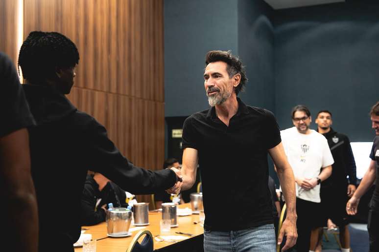 Eduardo Dom&iacute;nguez em seu primeiro contato com os jogadores do Galo