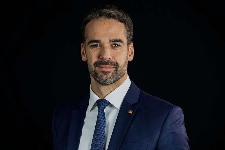 Eduardo Leite j&aacute; manifestou interesse em disputar a Presid&ecirc;ncia, mas aguarda aval do PSD