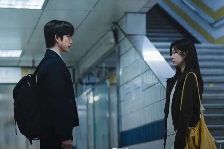 &ldquo;Um Amor que Ilumina&rdquo; acompanha a hist&oacute;ria de um casal que vive uma paix&atilde;o intensa durante as f&eacute;rias de ver&atilde;o, mas acaba se separando 