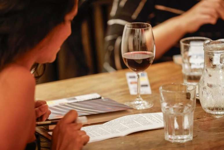 Nat&aacute;lia Batista escolhe um vinho que combine com a hist&oacute;ria e contexto do livro que ser&aacute; discutido em sue clube de leitura.
