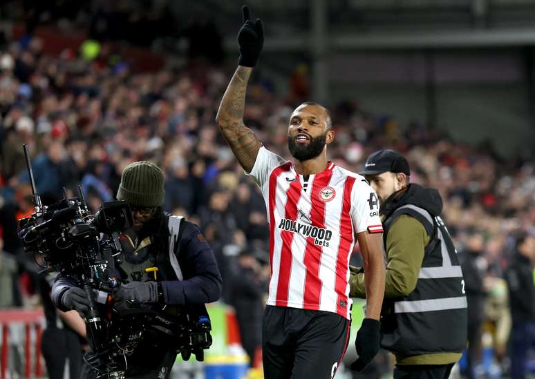 Igor Thiago comemorando um dos gols da vit&oacute;ria do Brentford 