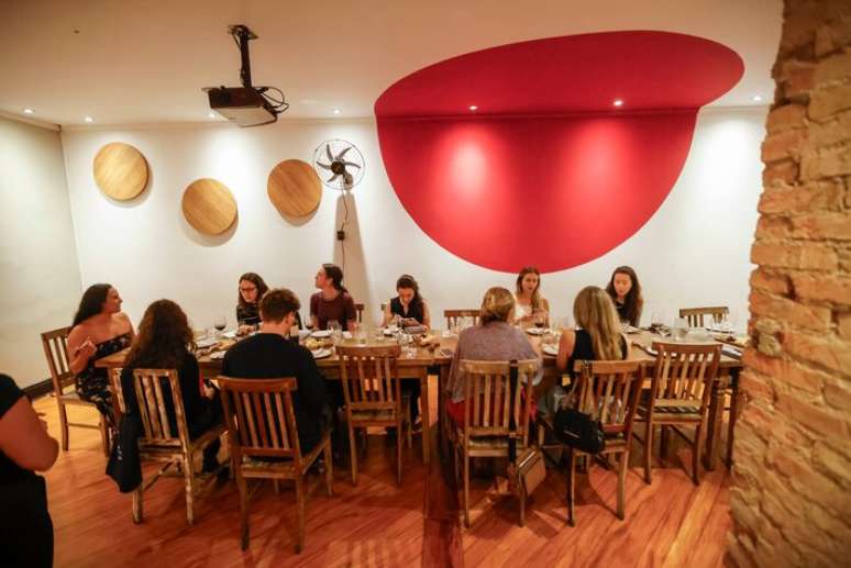 O Vino Livro ocorre no segundo andar do Sacra Rolha Wine Bar, na Vila Mariana.