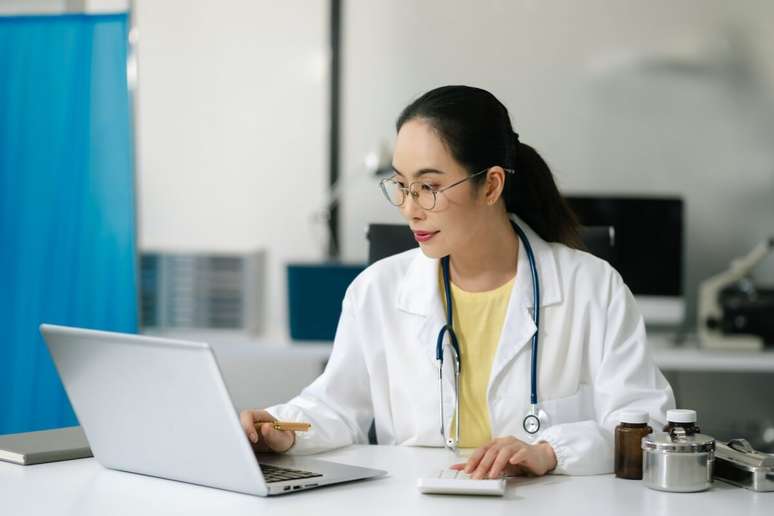 Sete em cada dez m&eacute;dicos relatam dificuldades com temas como contabilidade, impostos e tributos 