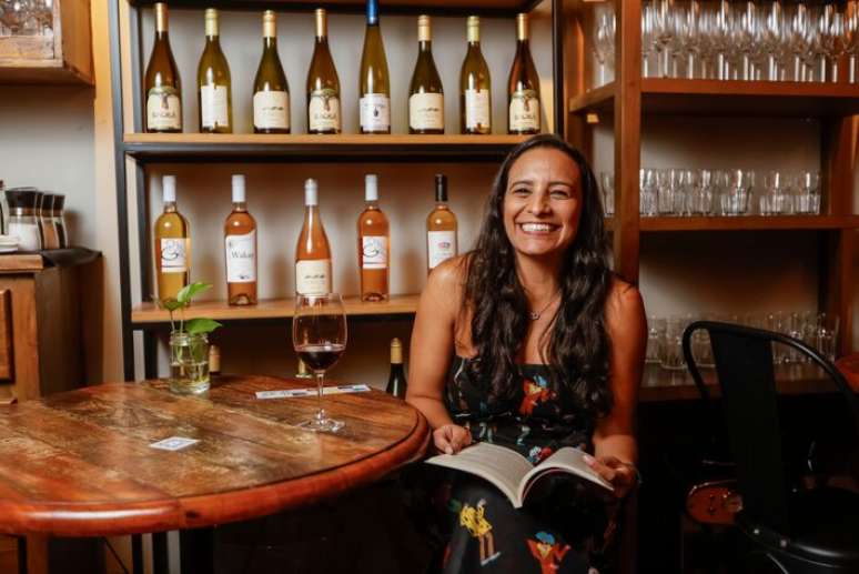 Nat&aacute;lia Batista, doutora em hist&oacute;ria, sommeli&egrave;ree fundadora da B&uacute;ssola do Vinho e curadora do projeto do clube do livro.