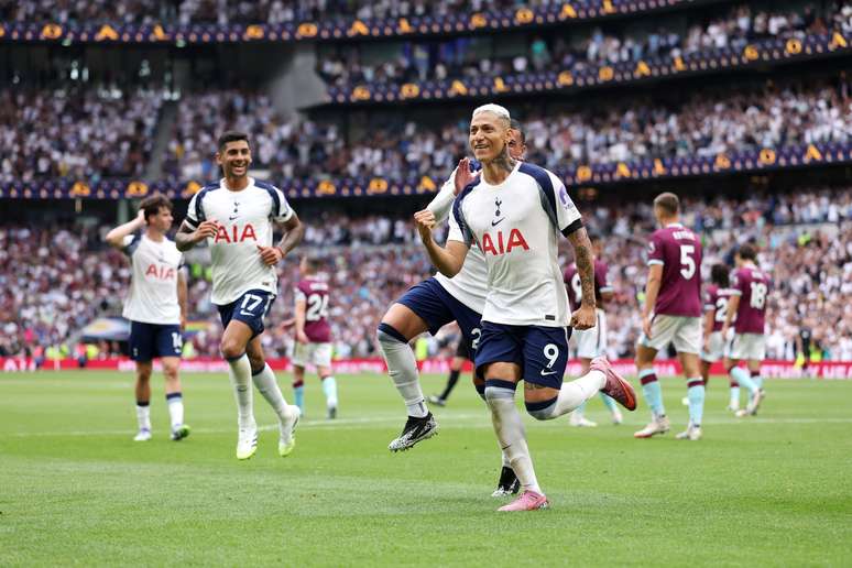 Richarlison comemorando um gol do Tottenham 