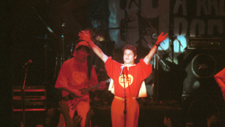 O vocalista Dinho (Alecsander Alves), do Mamonas Assassinas, &eacute; visto durante apresenta&ccedil;&atilde;o da banda em 1995