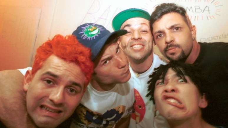 Os integrantes da banda Mamonas Assassinas (e/d), J&uacute;lio Rasec (tecladista), Dinho (vocalista), Samuel Reoli (baixista), Bento Hinoto (guitarrista) e S&eacute;rgio Reoli (baterista), posam para foto nos bastidores de apresenta&ccedil;&atilde;o da banda em 1995