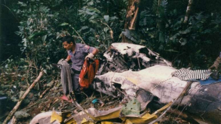 Resgate dos corpos dos integrantes da banda Mamonas Assassinas, que morreram na queda do avi&atilde;o que os trazia, depois de bater na Serra da Cantareira, zona norte da cidade de S&atilde;o Paulo