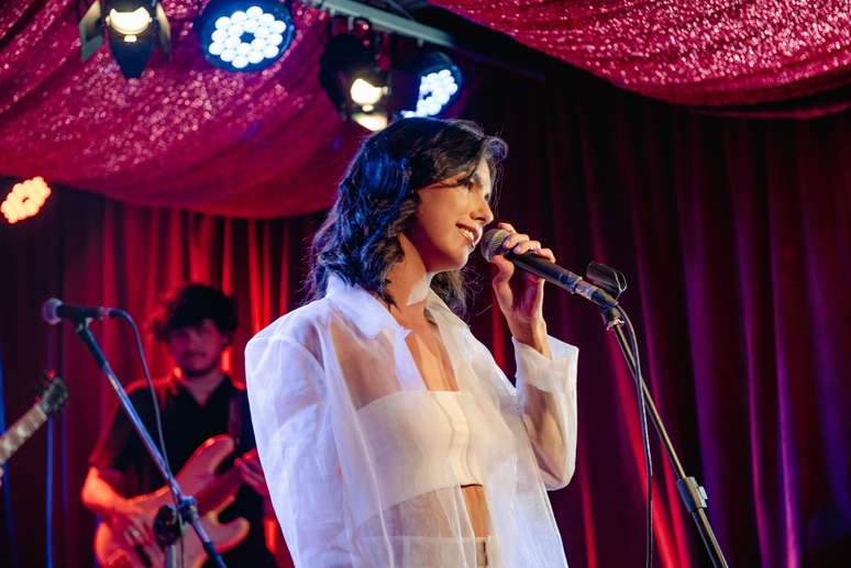 బాడ్ బన్నీ మరియు లేడీ గాగాను అనుకరిస్తూ వైరల్‌గా మారిన గాయకుడు 'రహస్యం' మరియు ప్రక్రియను వివరిస్తున్నారు