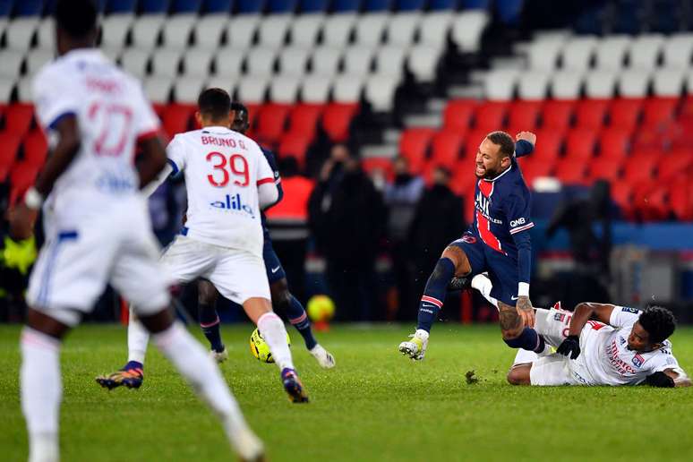 நெய்மர் மற்றும் தியாகோ மென்டிஸ் பிரான்ஸில் விளையாடிய போது மோதல் ஏற்பட்டது