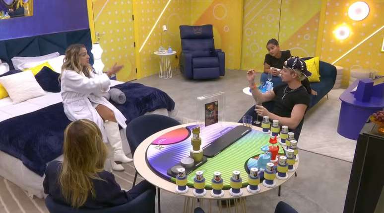 Samira e aliados conversam no quarto do l&iacute;der