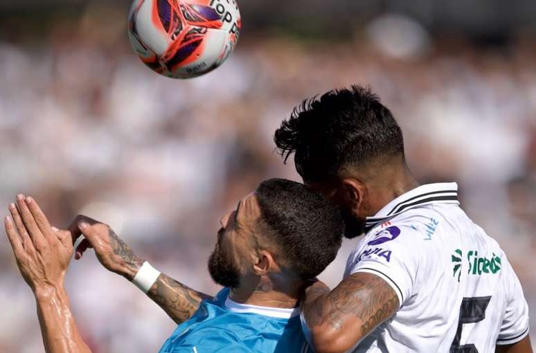 Jogadores de Oper&aacute;rio e Londrina disputam jogada a&eacute;rea na final do Campeonato Paranaense &ndash;