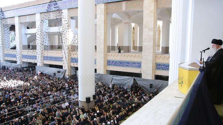O aiatol&aacute; Khamenei est&aacute; no centro da estrutura de poder no Ir&atilde;