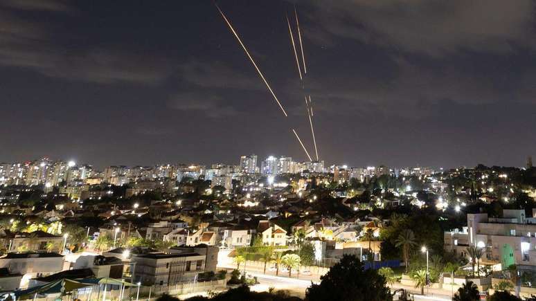 O sistema antim&iacute;sseis de Israel interceptou a maioria dos m&iacute;sseis disparados pelo Ir&atilde; nesta ter&ccedil;a-feira