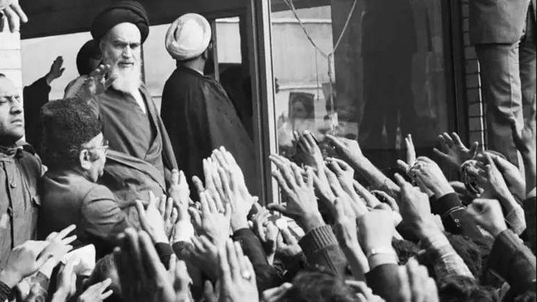 Khomeini e outros l&iacute;deres da Revolu&ccedil;&atilde;o Isl&acirc;mica simpatizavam com a causa dos palestinos contra Israel