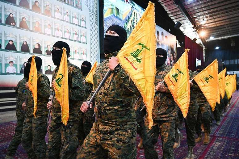 Apoiadores do Hezbollah durante discurso do secret&aacute;rio-geral da organiza&ccedil;&atilde;o, Naim Qassem, em setembro de 2025