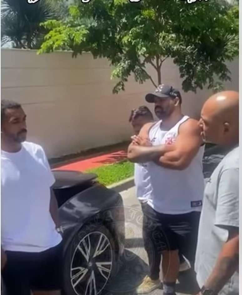 Torcedores cobrando o lateral Paulo Henrique &ndash;