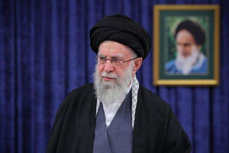 O L&iacute;der Supremo do Ir&atilde;, Ali Khamenei, um discurso em fevereiro de 2026