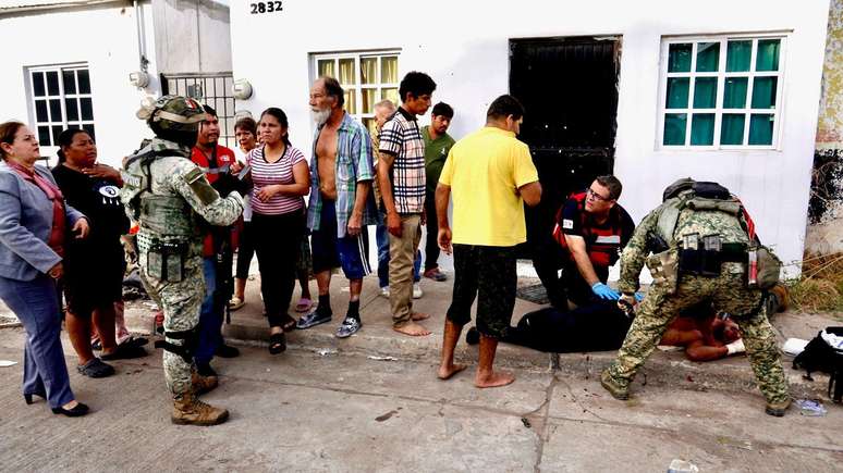 Os dois param&eacute;dicos sabem que atender os feridos pode transform&aacute;-los em um alvo