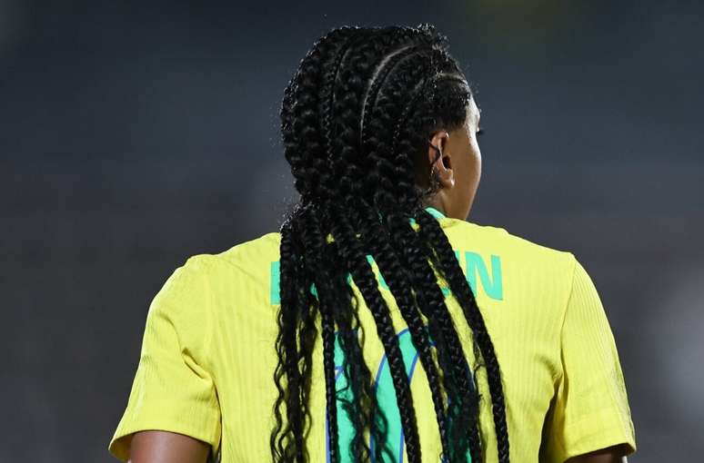 Kerolin observa a trama do Brasil e se prepara para entrar na &aacute;rea e buscar a bola &ndash;