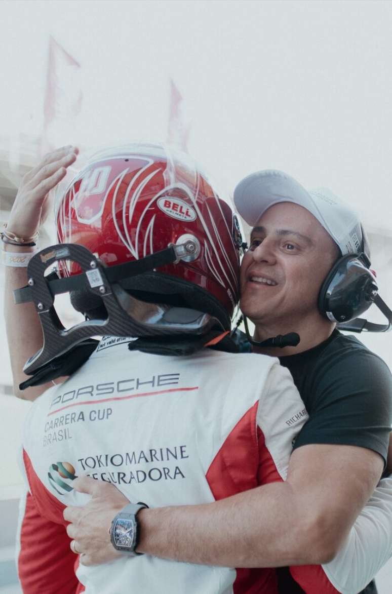 Felipe Massa abra&ccedil;a seu filho, Pipo, em primeira vit&oacute;ria na Porsche Cup